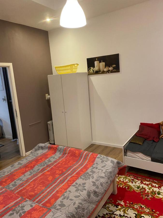 Superbe Appartement Шарлероа Екстериор снимка